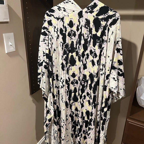 Women’s LIRA Pool/Beach Robe/ Cover Up - Picture 2 of 5